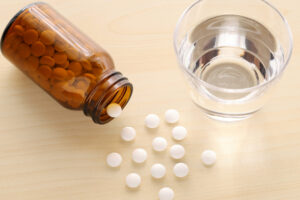 瓶から出てきた錠剤と飲み水